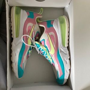 W Air Max 270 Reacts, very new condition, only worn a handful of times
